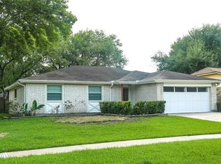 6215 Vinewood Ln, League City, TX 77573