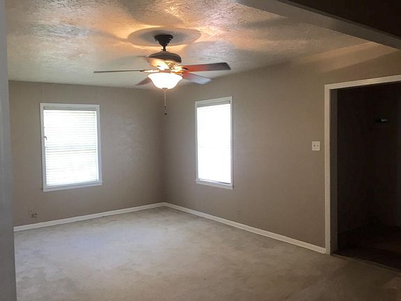 living room bright big/Carpet has been replaced by Laminate