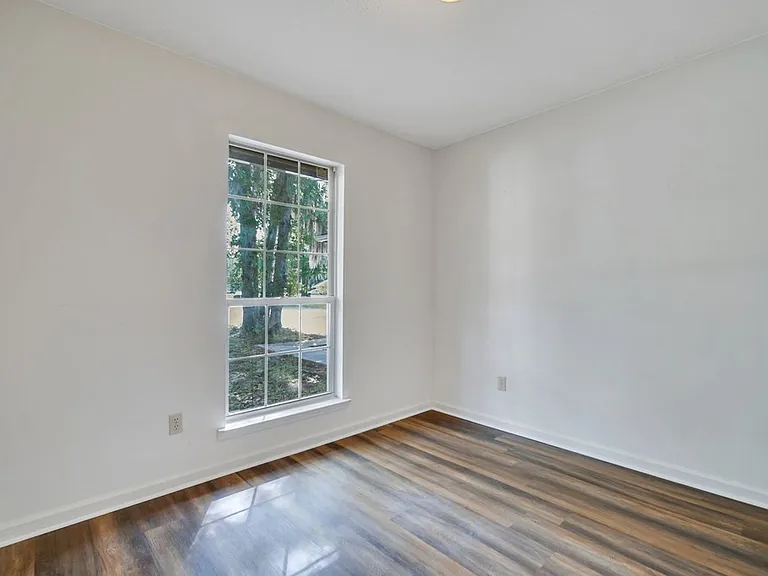 1501 Woodcrest Cir — Photo 7