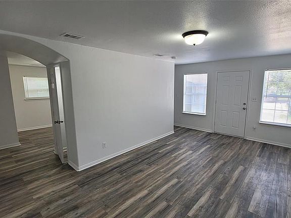 5th image of 2603 Oakcliff St #B