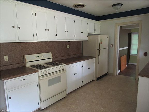 4th image of 24330 Smith Ave