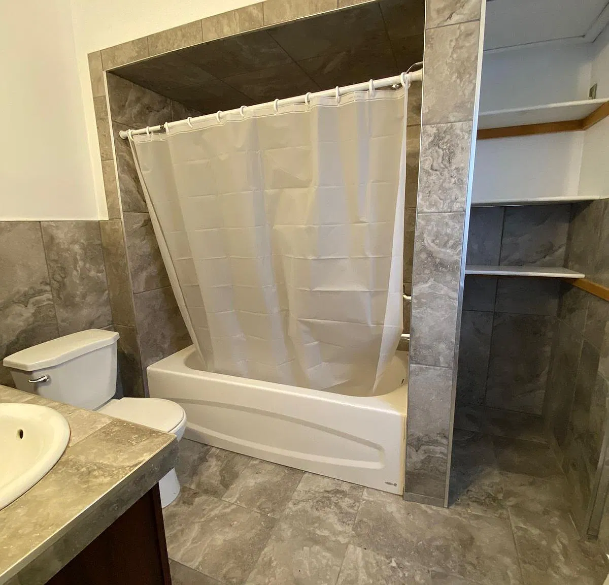 9 bed, 2.5 bath, 4015 sqft, $550 — Photo 2