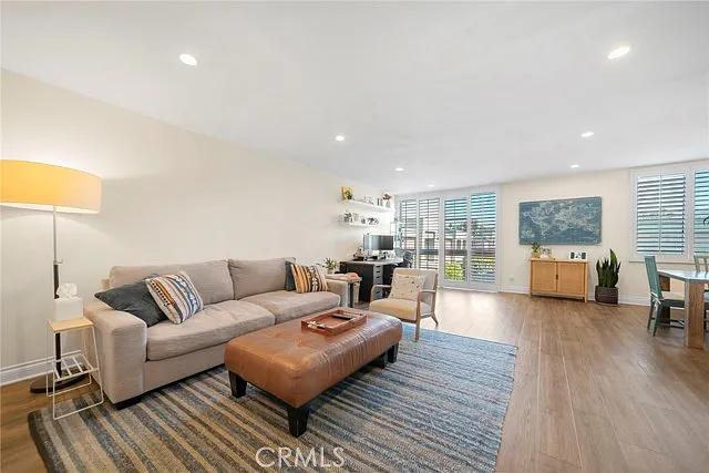 5301 Balboa Blvd #C6 — Photo 3