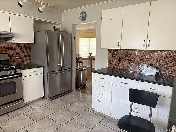4th image of 109 Cherry Drive W