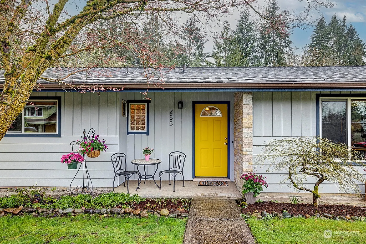 285 SE Bush Street photo 1