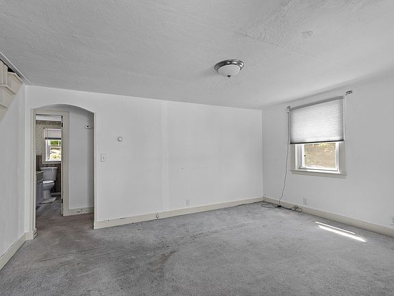 5th image of 18 Rocky Ave