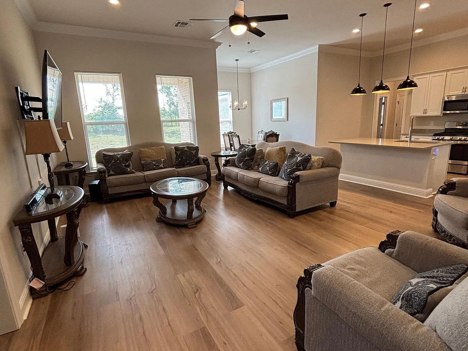 3 bed, 1925 sqft, $2,200 — Photo 3
