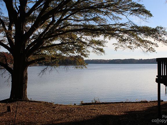 2nd image of 3142 Lakeside Cir