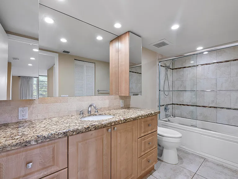 3900 Oaks Clubhouse Dr #411 — Photo 10