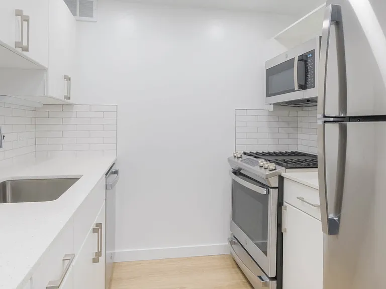 400 W 37th St #7R — Photo 31