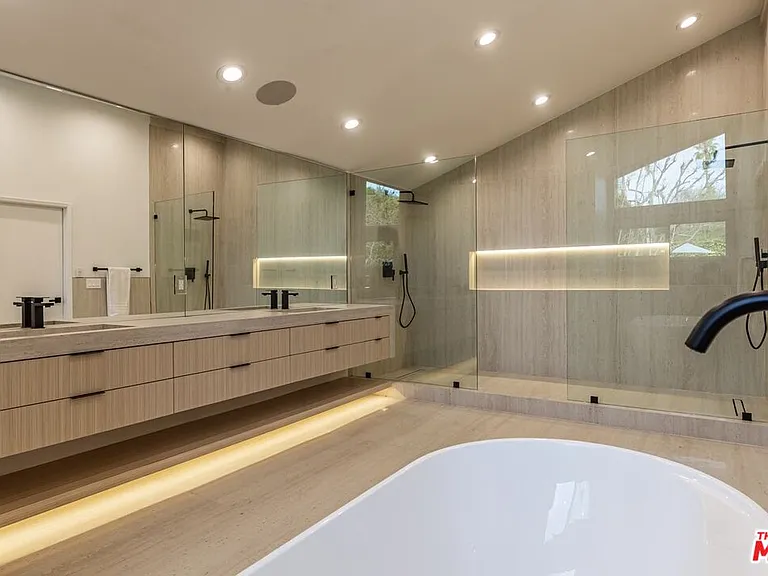 624 N Beverly Dr — Photo 22