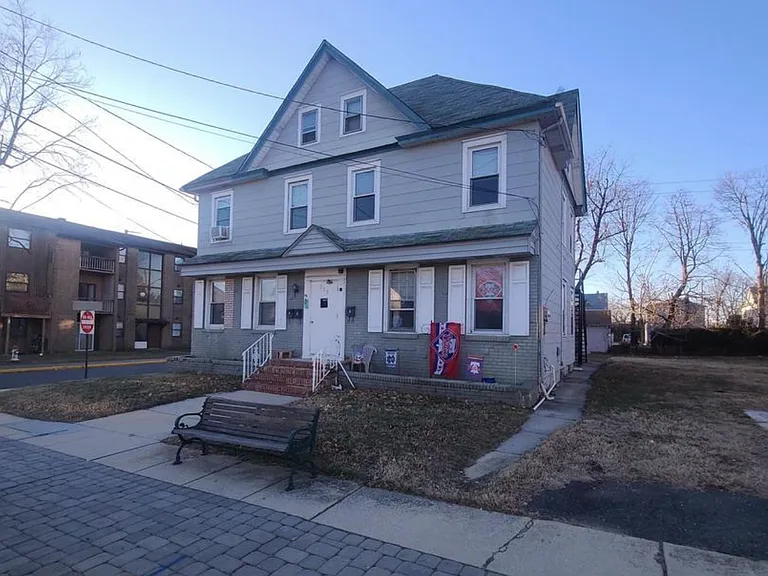 230 Broadway #C — Photo 1