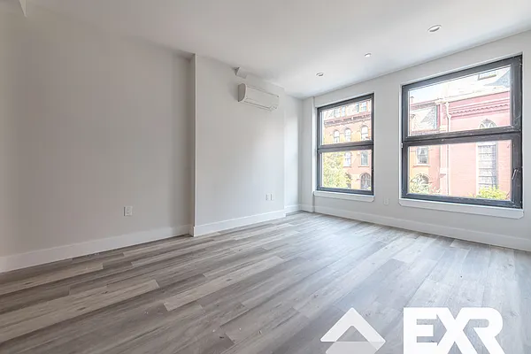 Rented by EXR | media 10