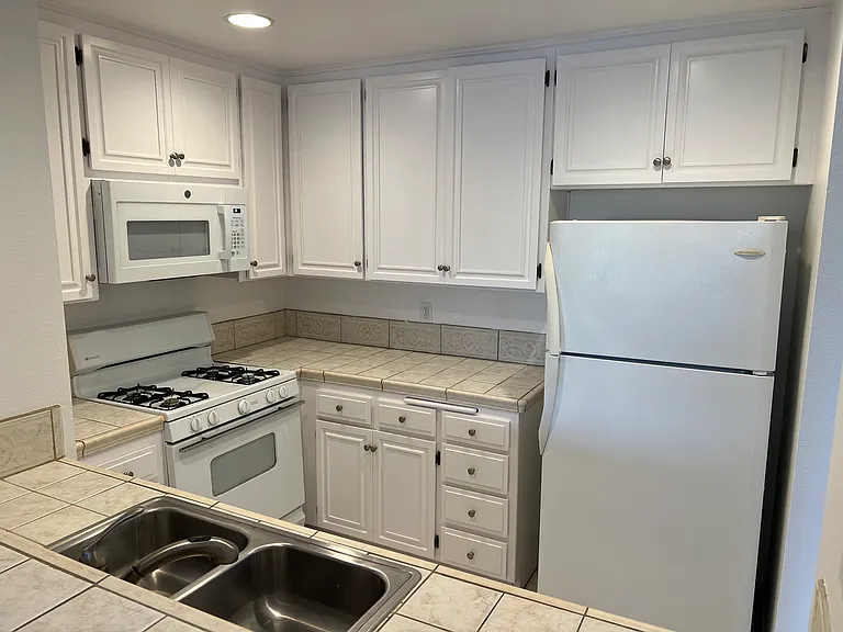 1443 Barry Ave #301 — Photo 7