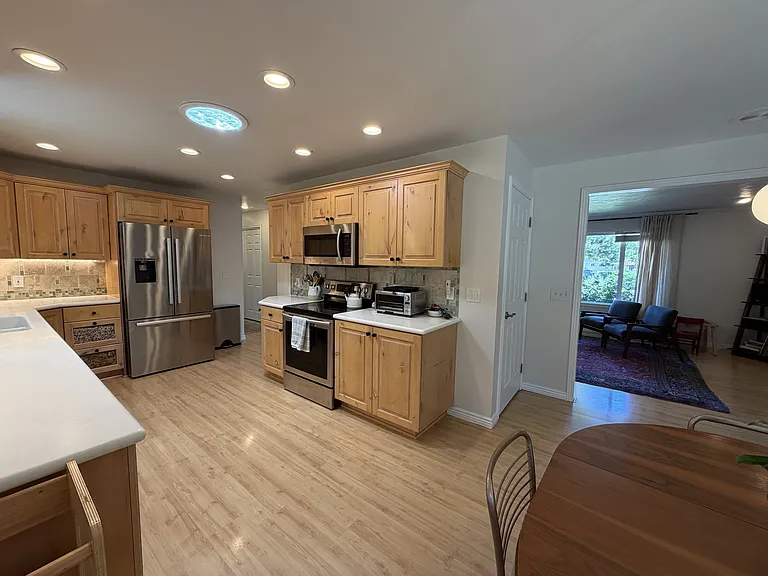 2480 Eastbourne Dr — Photo 15