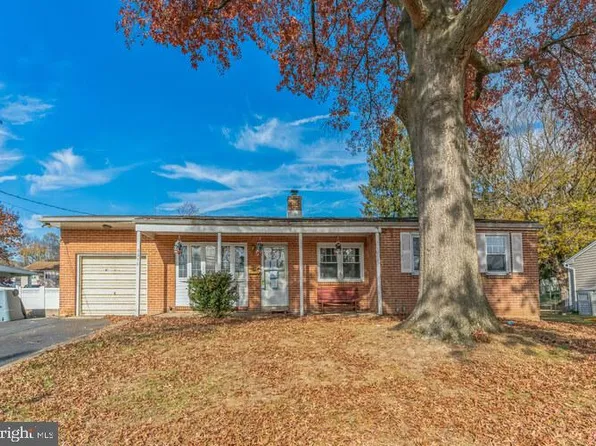 2270 Overlook Dr, Aston, PA 19014