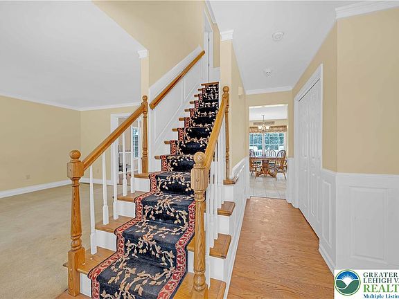 3rd image of 210 Evergreen Ct