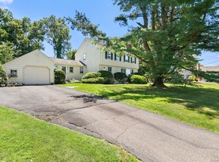 3 Ridgeview Dr, Bloomfield, CT 06002