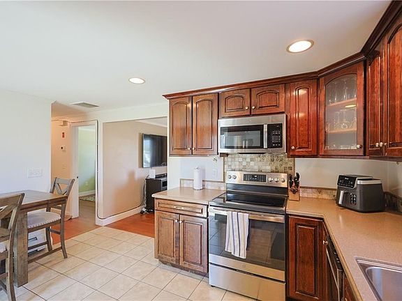 2nd image of 6 Scott Ln
