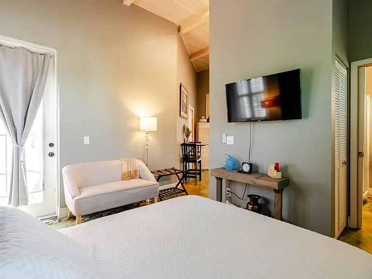 640 N Osprey Ave #B — Photo 7