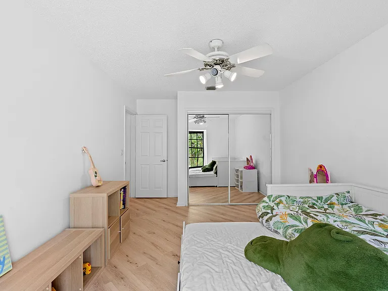 111 Weybridge Cir — Photo 28