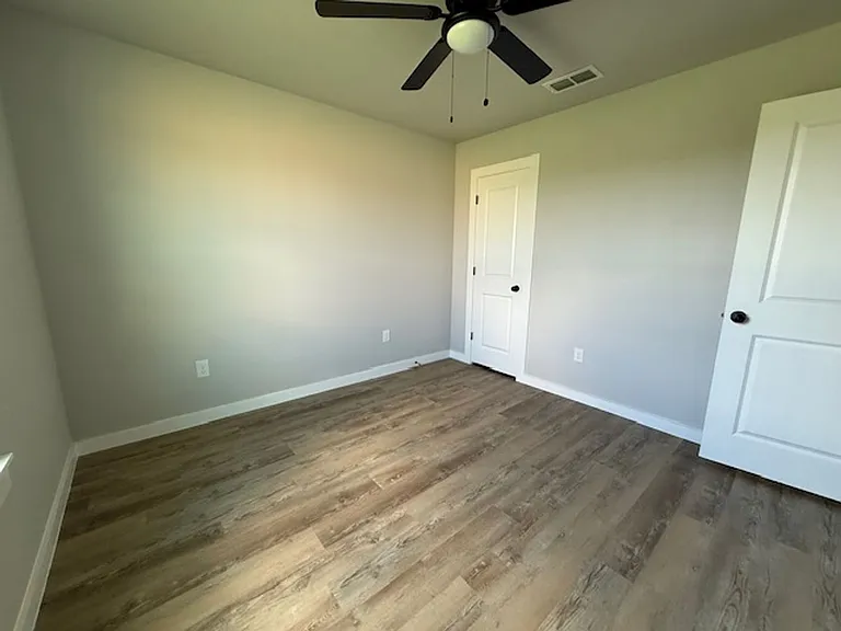 946 Minda St — Photo 11