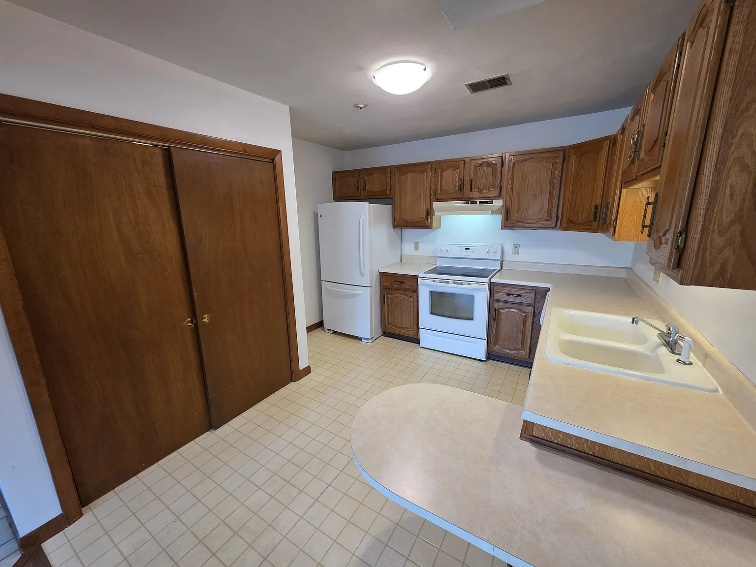  36 Kristee Cir CONDO 3rdFlr 2B/1.5B Balcony! A/C! In-UnitLaundry Prkg — Photo 4