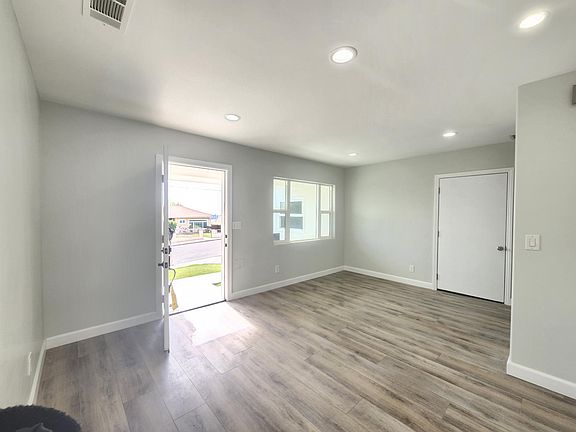 4th image of 213 W Doncrest St #B