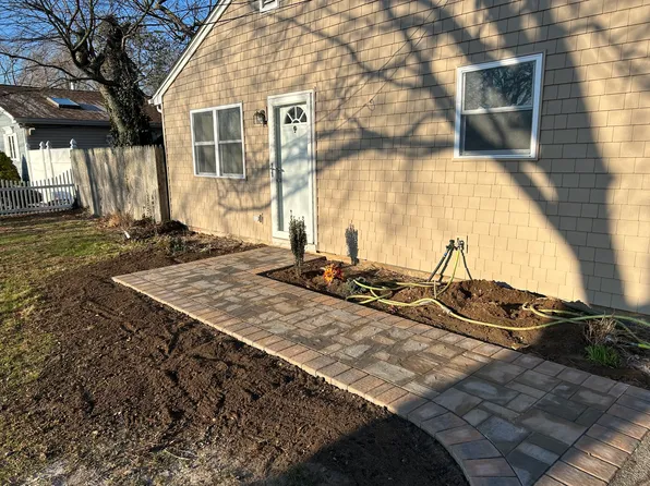 71 Laurin Rd, Calverton, NY 11933