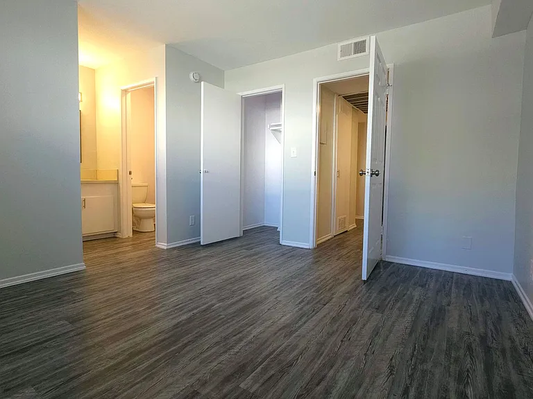 18411 Vincennes Street — Photo 53