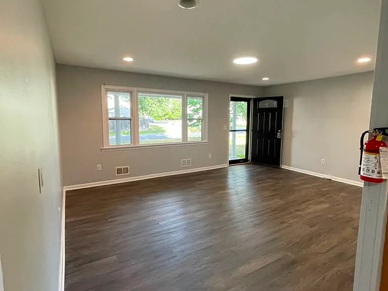 301 Middlesex St — Photo 3
