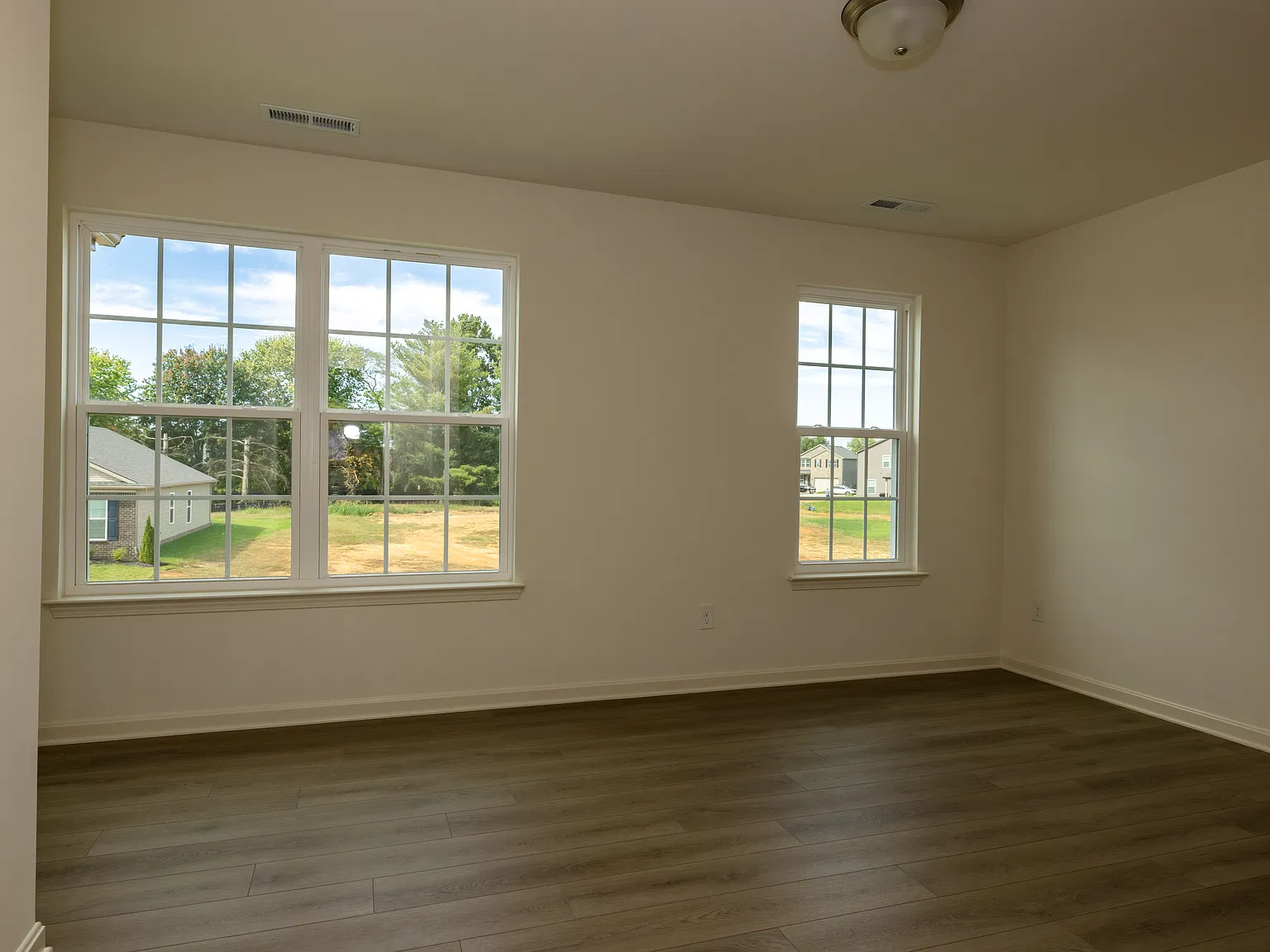 4 bed, 2.5 bath, 2350 sqft, $2,449 — Photo 2