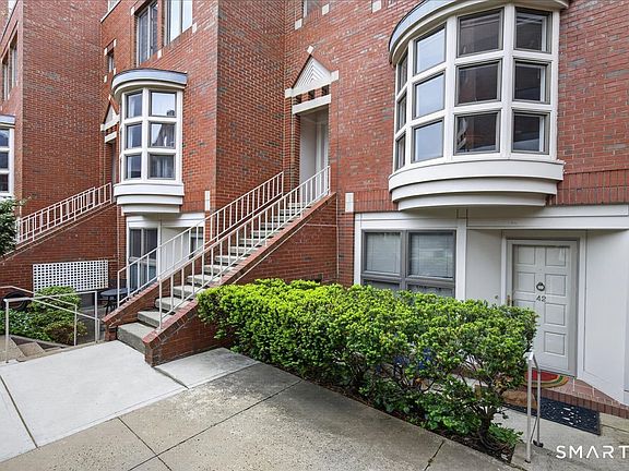 3rd image of 44 Temple Court #44