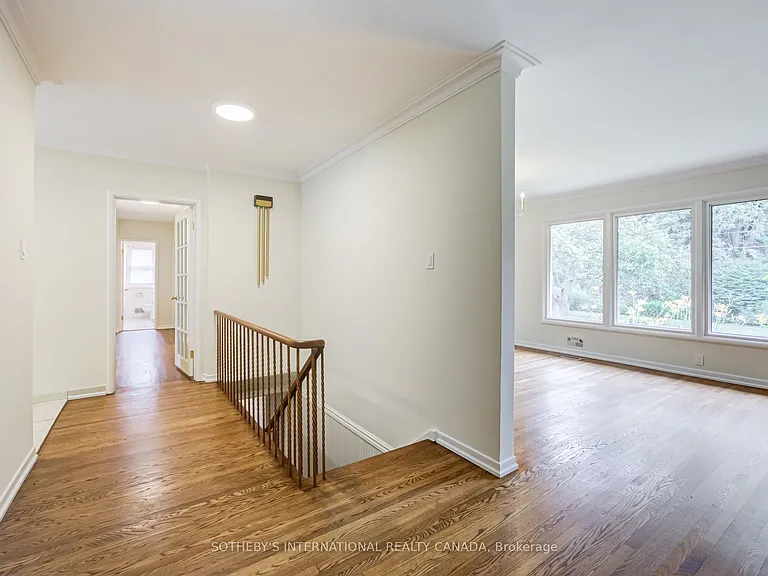 25 Abinger Cres — Photo 6