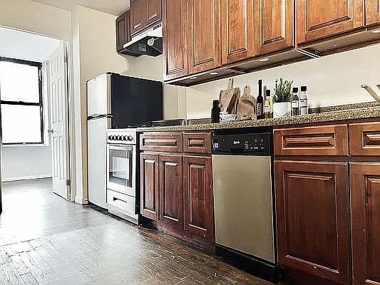 4th image of 334 W 49th St APT 3FW