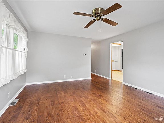 3rd image of 555 N Westlawn Ave