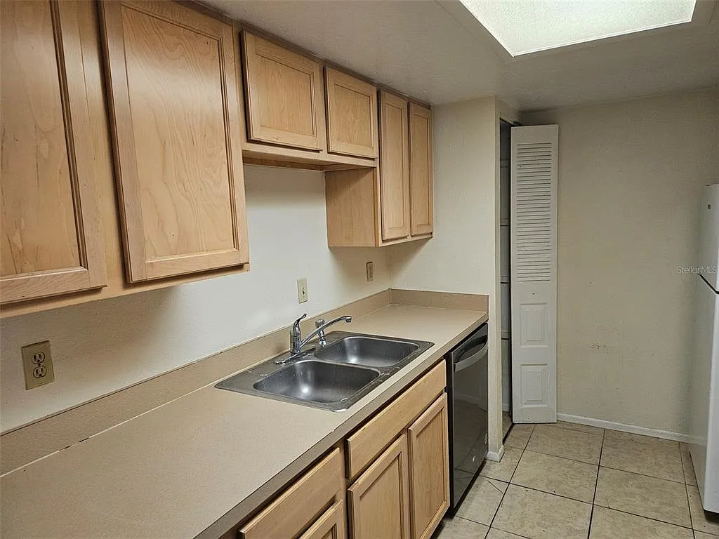 2 bed, 1.0 bath, 864 sqft, $1,350 — Photo 4
