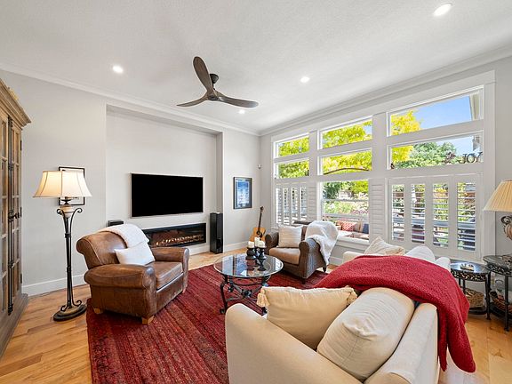 5th image of 3528 Rosemary Heights Cres