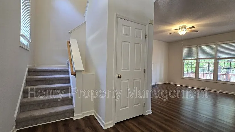 4 bed, 2.5 bath, 1658 sqft, $2,295 — Photo 2