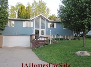 3339 W Ridge Dr, Waterloo, IA 50701