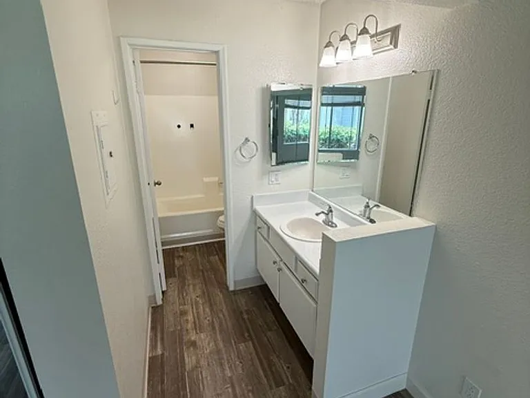 BONITA COURT APARTMENTS — Photo 9