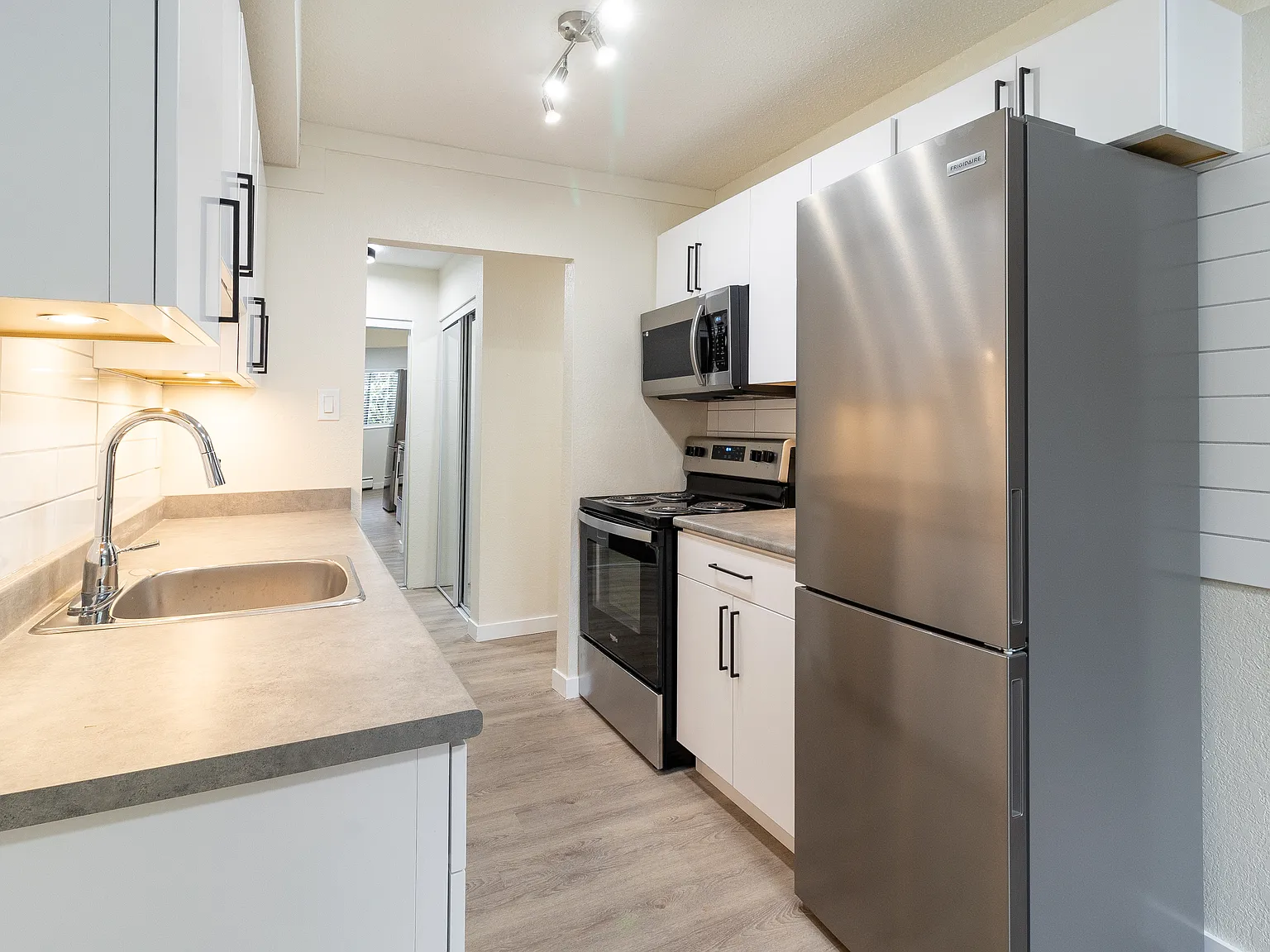Tiffany Gardens Apartments — Photo 3