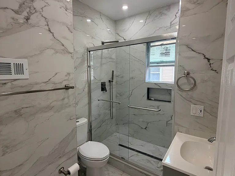 112 Hallock Ave #2L — Photo 4