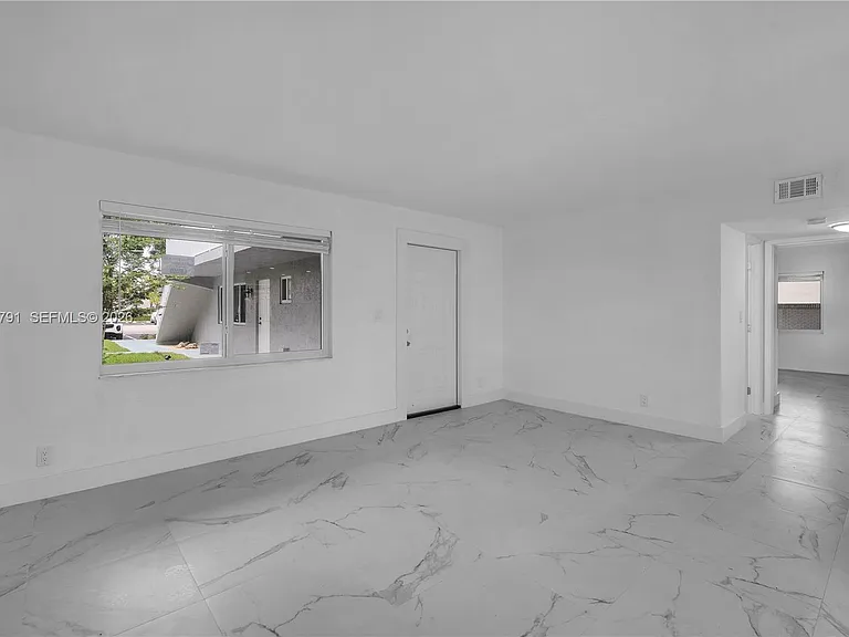 414 SE 14th St #3 — Photo 8