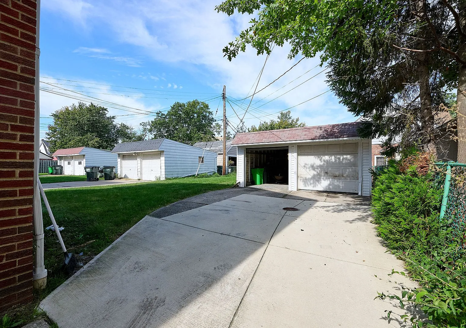 19181 Lakeshore Boulevard — Photo 3