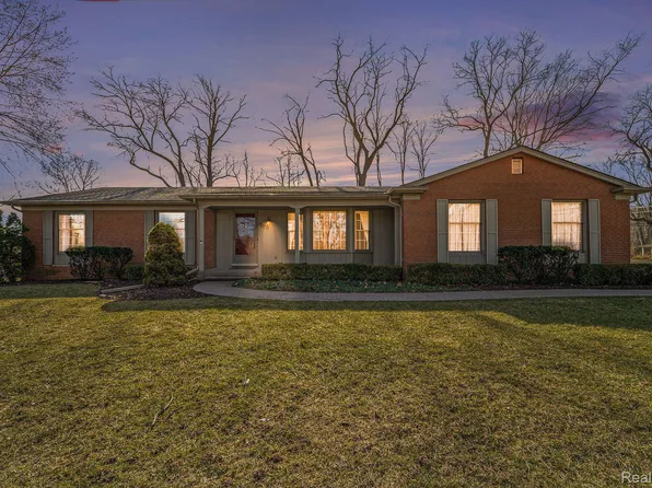 4275 E Newland Dr, West Bloomfield, MI 48323