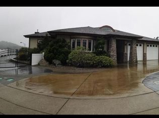 964 Inlet Loop, Coos Bay, OR 97420