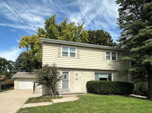 8787 Primrose Ln, Clive, IA 50325
