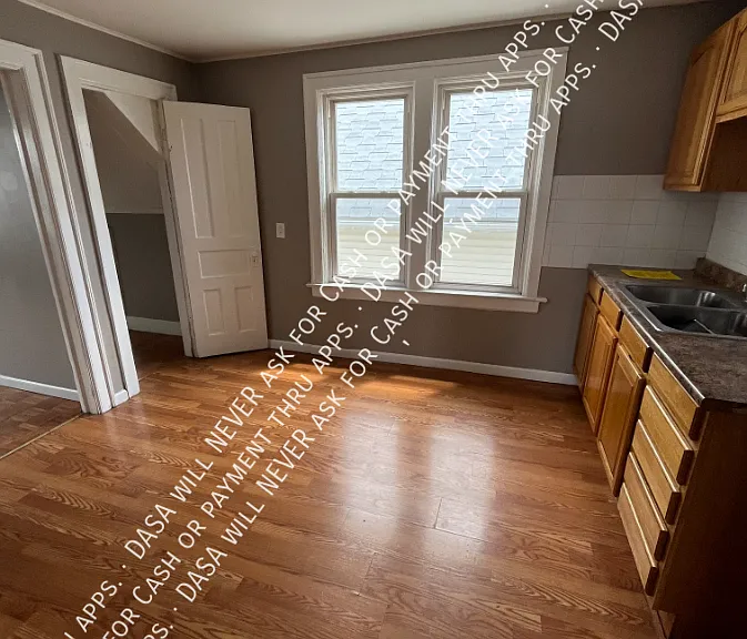 28 Newfield St #UPPER — Photo 4