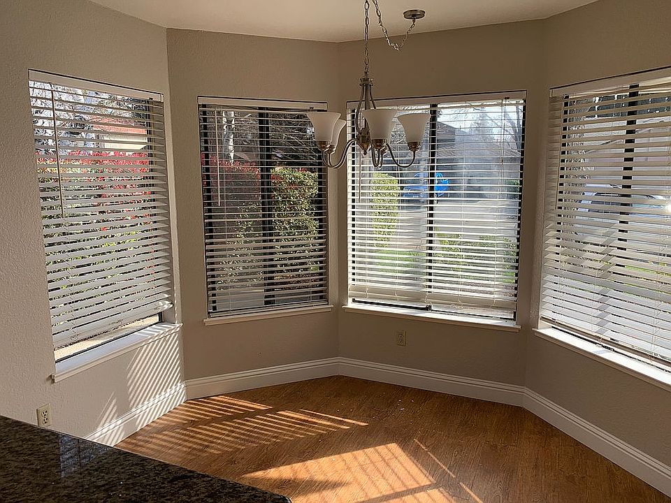 2nd image of 42 Rollingbrook Cir